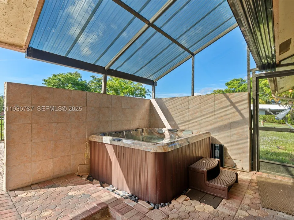 f5c6087342d8c2672022ea87429e46e9l-m113839348rd-w960_h720 Coral Springs House