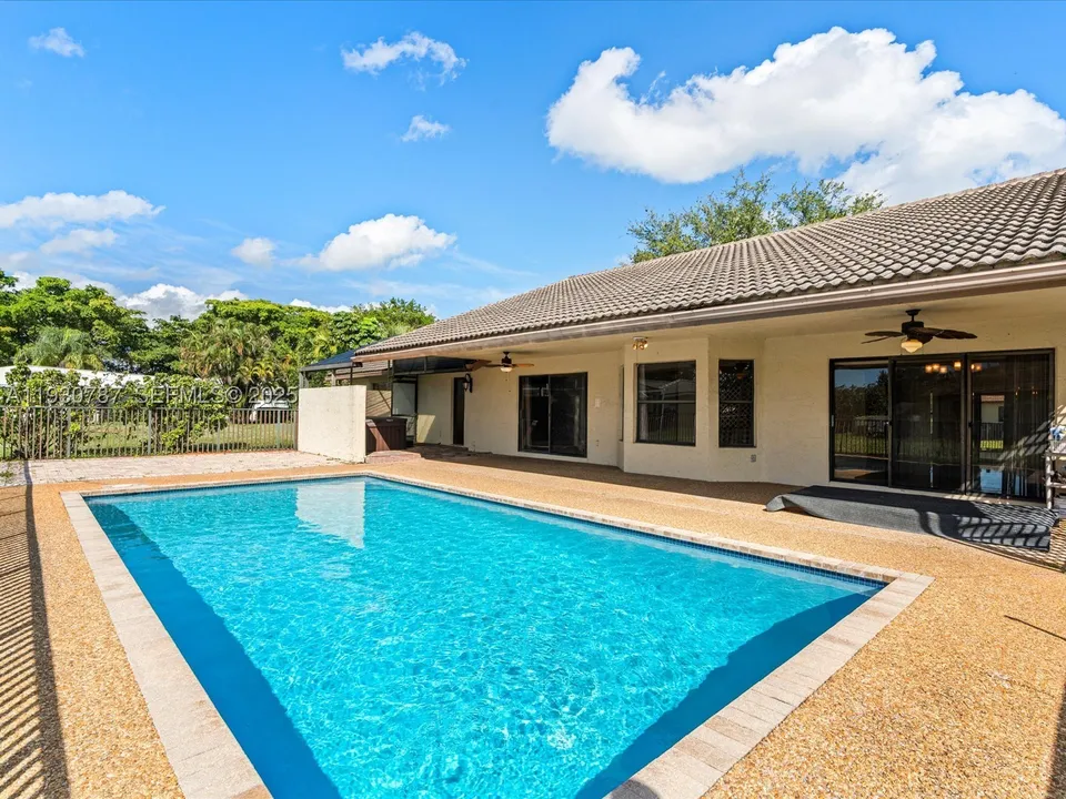 f5c6087342d8c2672022ea87429e46e9l-m1157695898rd-w960_h720 Coral Springs House