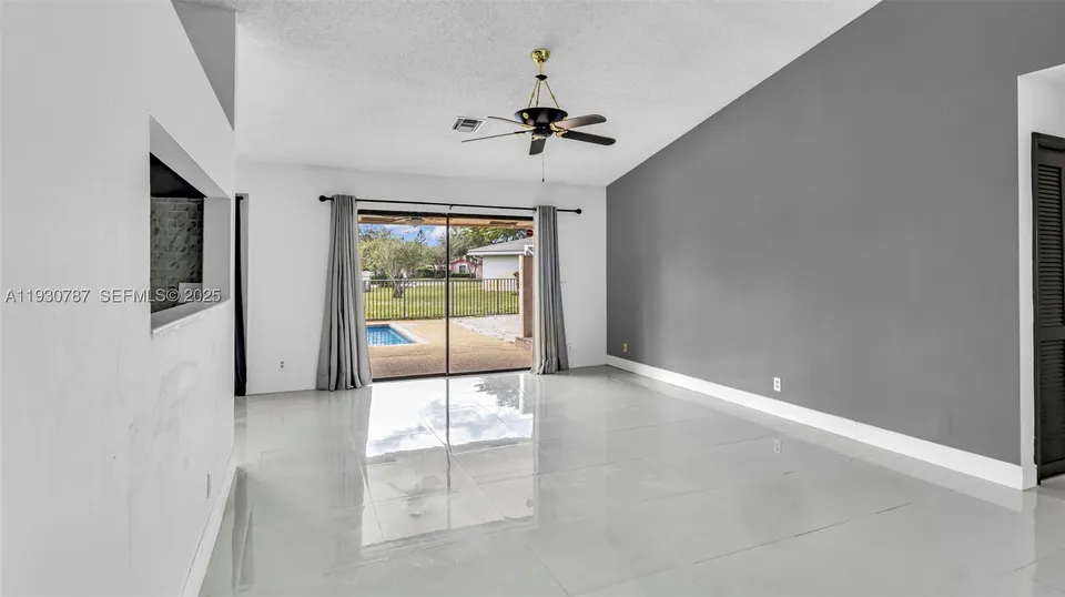 f5c6087342d8c2672022ea87429e46e9l-m2455581471rd-w960_h720 Coral Springs House