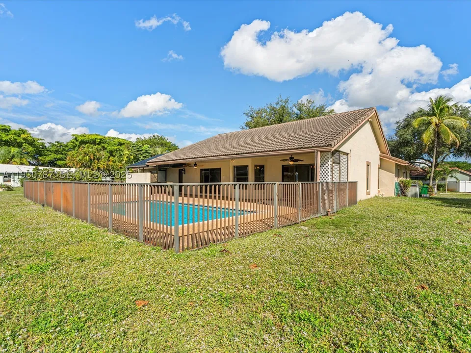 f5c6087342d8c2672022ea87429e46e9l-m2663125099rd-w960_h720 Coral Springs House