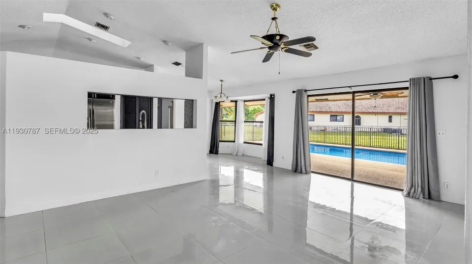 f5c6087342d8c2672022ea87429e46e9l-m3111468338rd-w960_h720 Coral Springs House