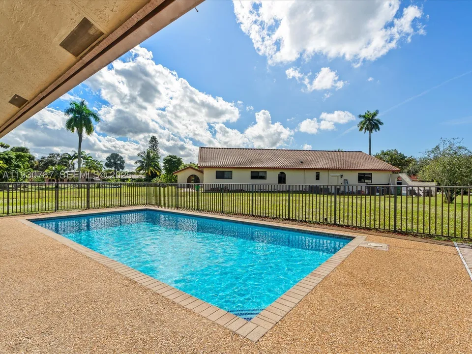 f5c6087342d8c2672022ea87429e46e9l-m592553234rd-w960_h720 Coral Springs House